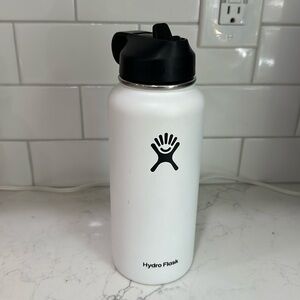 Selling 32 oz Hydroflask in the color White